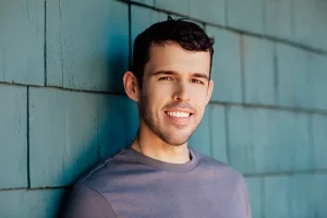 Choosing the right photographer for natural-looking dating profile images online