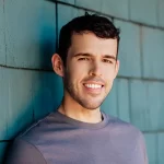 Choosing the right photographer for natural-looking dating profile images online